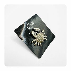 ★ NWT Vintage Y2K Enamel Rhinestone Crab Pin - Color Silver ★